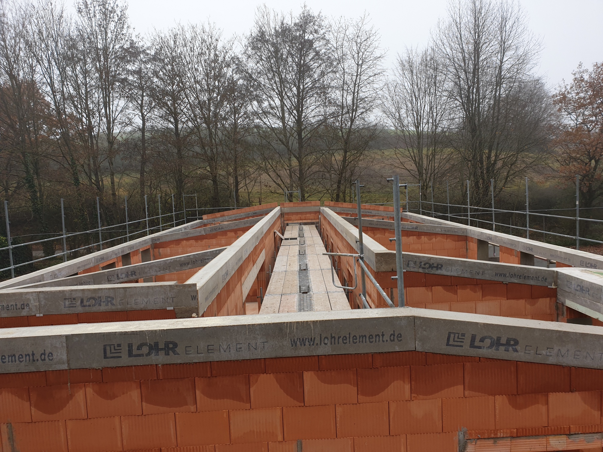 Romantisch schönes Foto mit roten Hausdächern