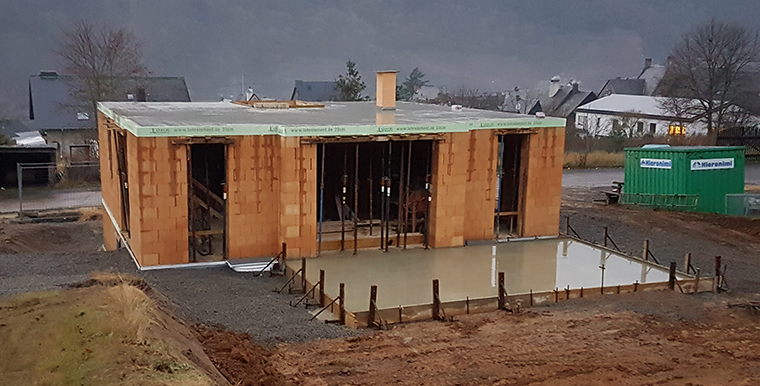 Romantisch schönes Foto mit roten Hausdächern